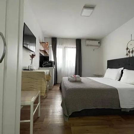 Central Studio Apartments Апарт-отель Тирана