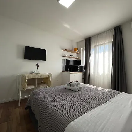 Апарт-отель Central Studio Apartments