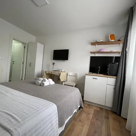 Апарт-отель Central Studio Apartments