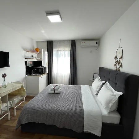 Central Studio Apartments Апарт-отель Тирана