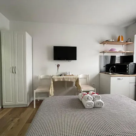 Central Studio Apartments Апарт-отель Тирана