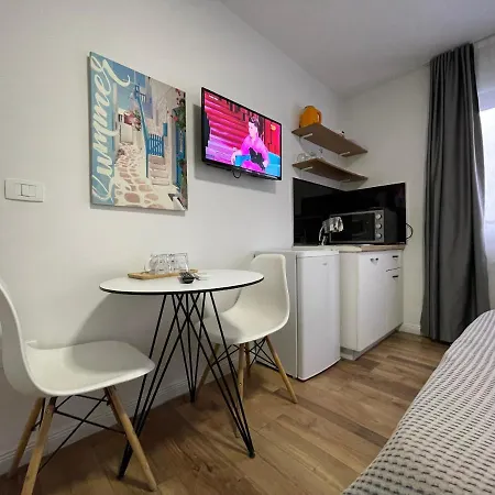 Central Studio Apartments Апарт-отель Тирана