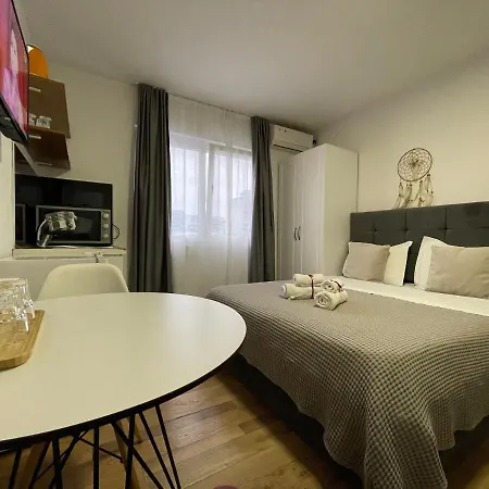 Central Studio Apartments Апарт-отель