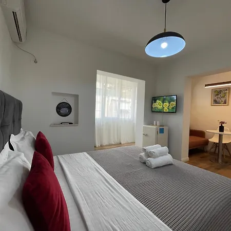 Central Studio Apartments Тирана