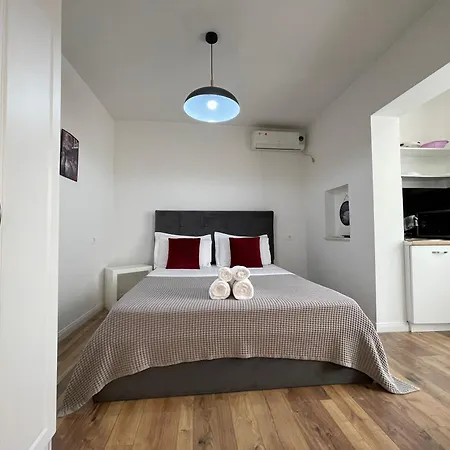 Central Studio Apartments Апарт-отель Тирана