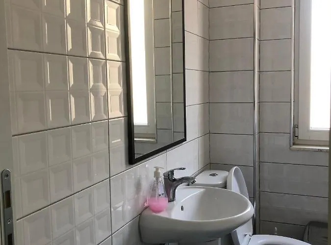 Central Studio Apartments 3* ティラナ