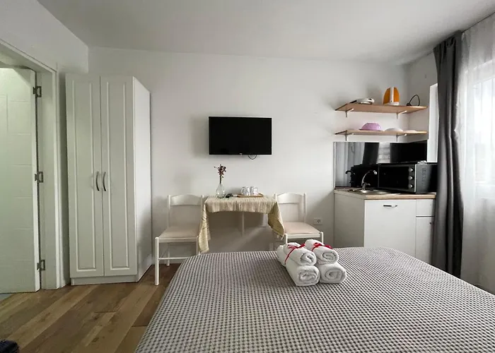 Central Studio Apartments Lägenhetshotell Tirana