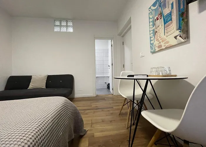 Central Studio Apartments ティラナ