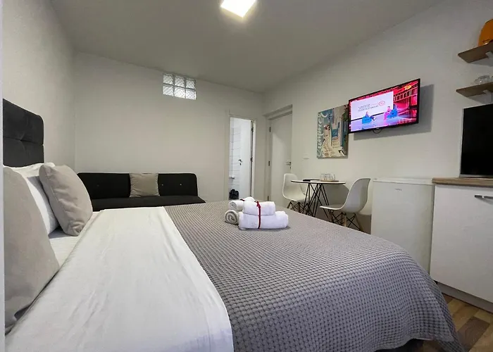 Central Studio Apartments ティラナ