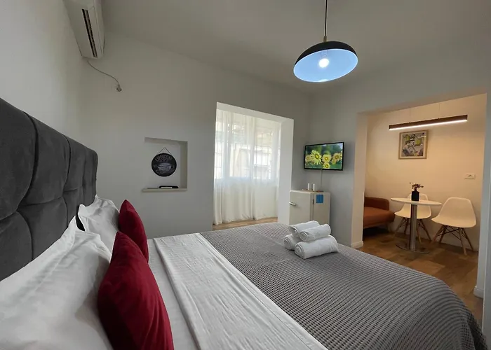 Central Studio Apartments ティラナ
