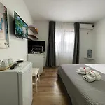 Central Studio Apartments Aparthotel